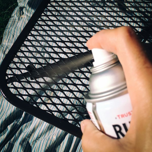 Comment les exercices de renforcement du dos peuvent-ils prévenir les maux de dos chez les employés de bureau?