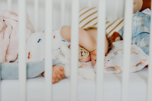 Le guide complet du tour de lit tressé pour bébé